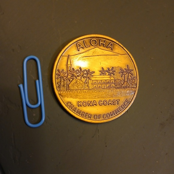 🗿🌋Vintage 1970s Hawaii Souvenir Brass Token - ALOHA! 🌊🌴 - Picture 2 of 2
